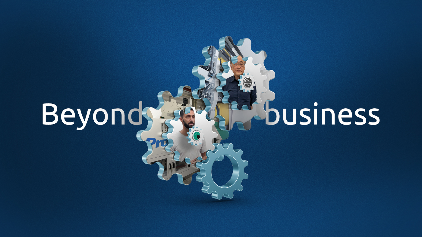 Degli ingranaggi con all'interno macchinari e persone per indicare il progetto di interviste ai clienti, chiamato Beyond business