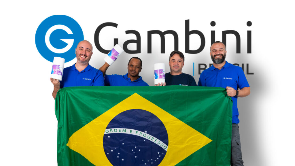 Quattro tecnici brasiliani con un asciugatutto Gambini in mano