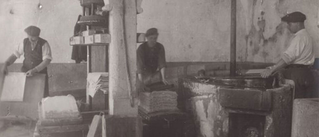 Foto antica che illustra come si faceva la carta una volta